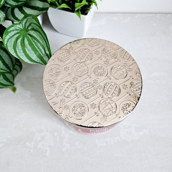 🆕️Bath & Body Works 3 Wick Winter Candy Apple Candle with Gold Lid - Picture 4 of 5